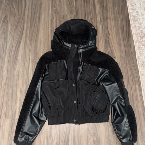 Alo Yoga Sherpa Utility Gear Jacket - Picture 4 of 5